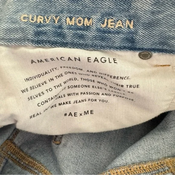 American Eagle Curvy Mom Jeans Light Wash Blue Distressed Raw Hem Ankle 6 Women - Picture 7 of 8